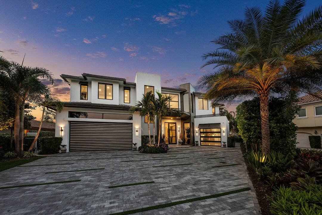 Welcome to 117 Thatch Palm Cove, located on the quietest cul de sac street in the prestigious Royal Palm Yacht amp ; Country Club.