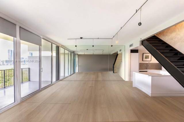 This fully upgraded two story sky townhouse offers brand new appliances, A C, and access to world class amenities a health club, spa, 24 7 concierge, tennis courts, and two ...