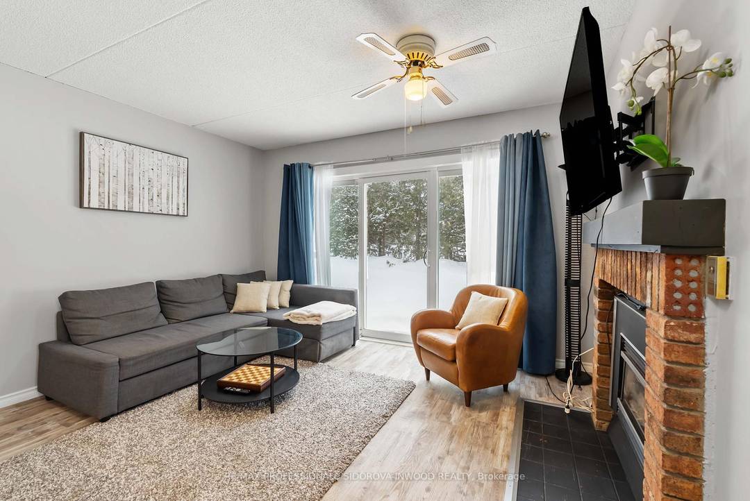 This Beautiful 2 bedroom 2 bathroom Townhome style Condo Is Less Than 10 mins From Blue Mountain And Steps To The Gorgeous Cranberry Golf Course !