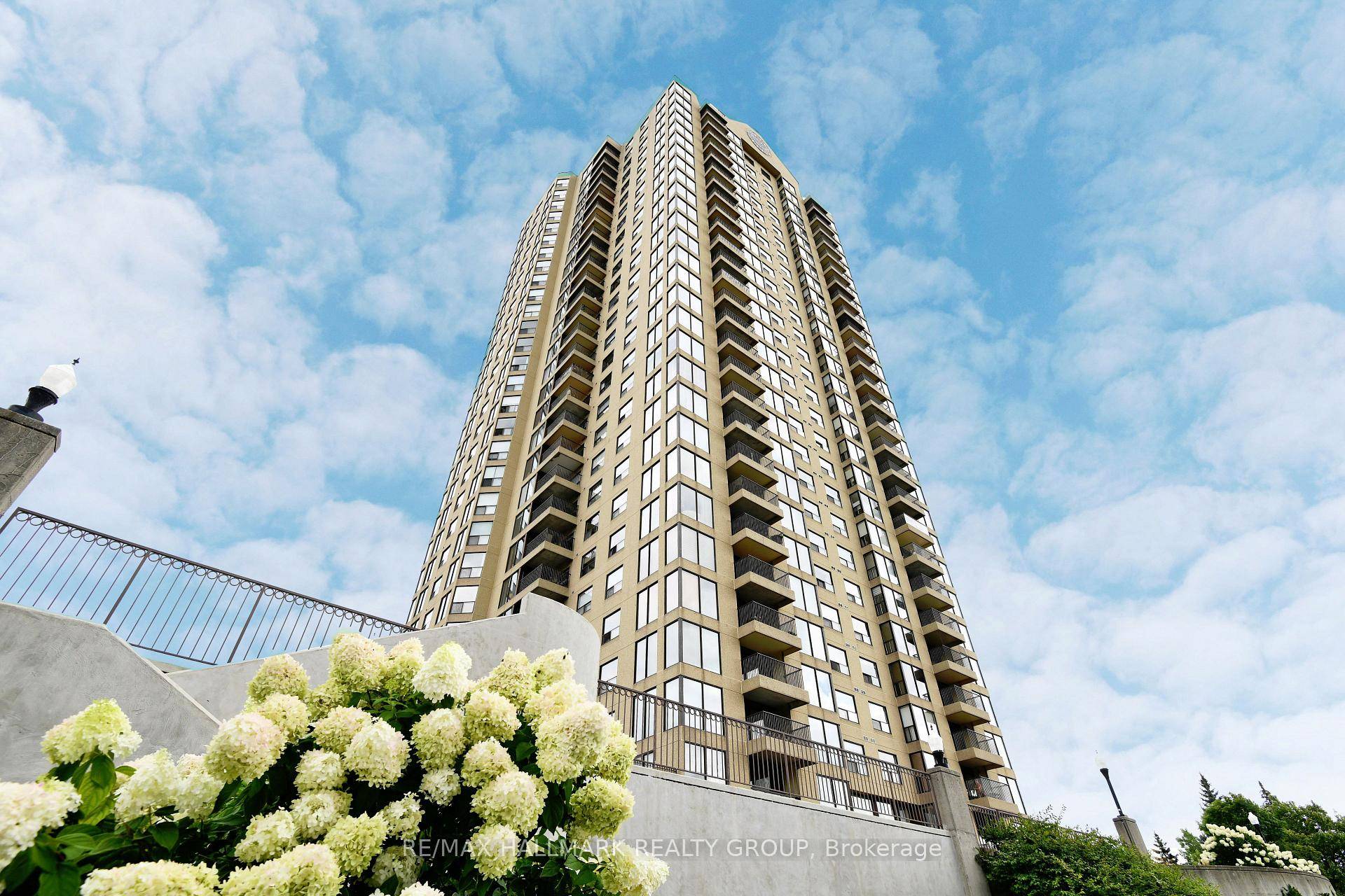 Move in ready, two bedrooms two full bathroom condo in sought after Le Parc.