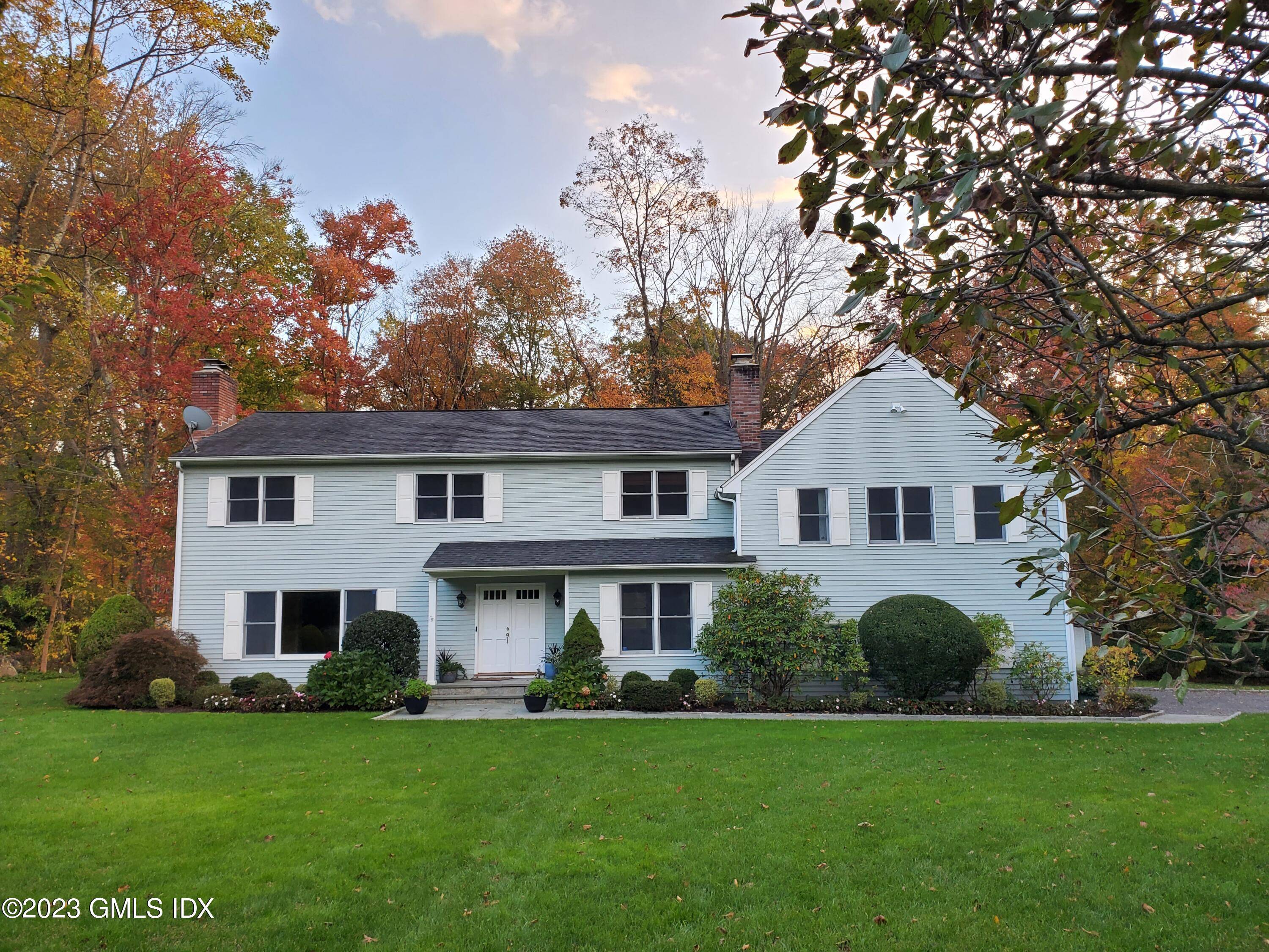 This beautiful North Stamford Colonial home is on a quiet cul de sac and is minutes away from shopping, the Merritt Parkway, Stamford Museum and Chestnut Hill Park.