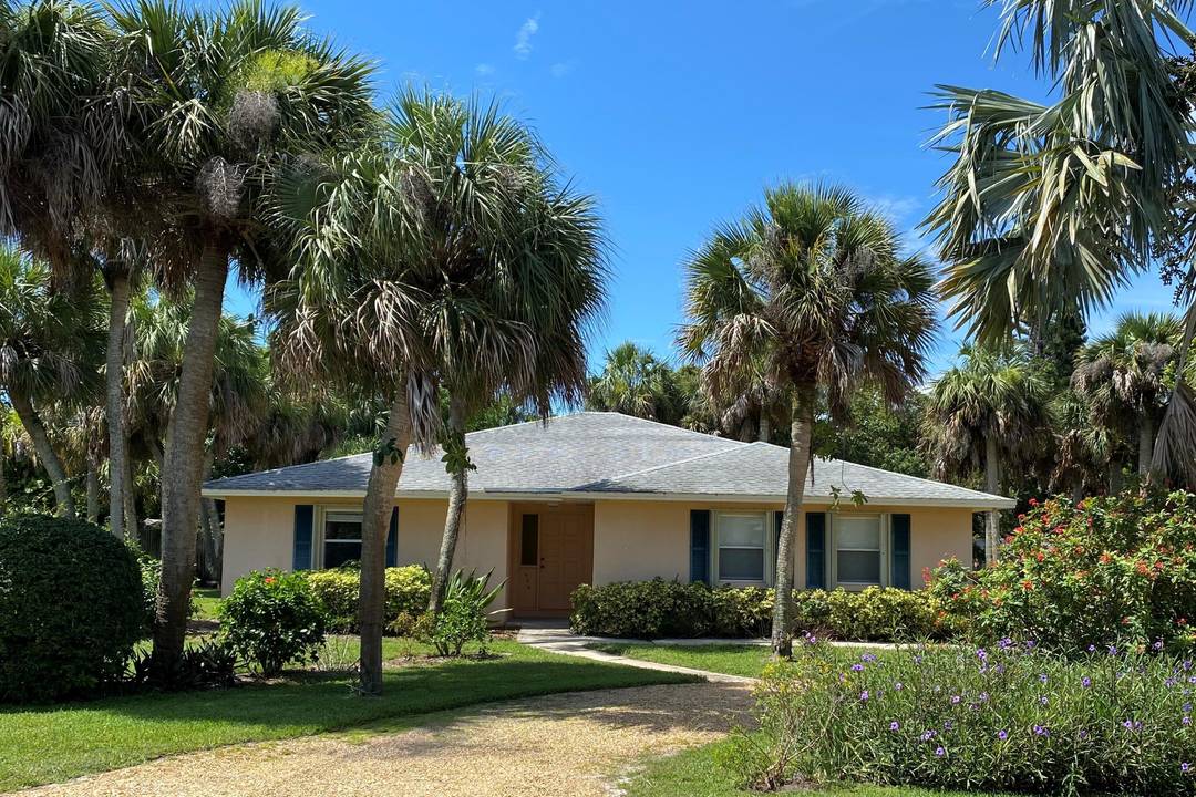 Stroll to the beach from this Cute 2 Bed, 2 bath, 2 car garage, CBS home set on beautiful landscaped lot a short stroll from Vero's most popular life guarded ...