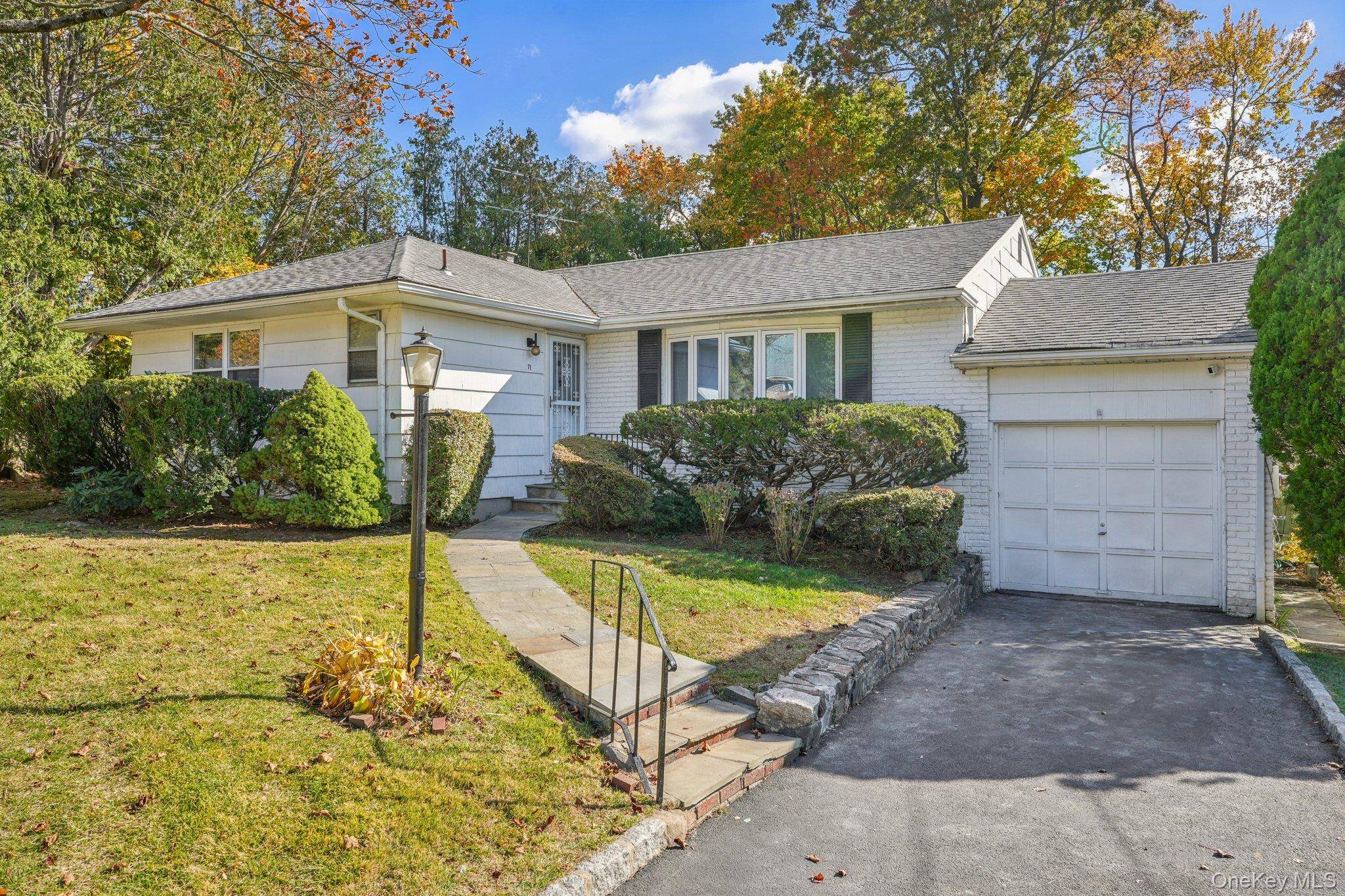 Single level living current listing at 71 Dora Lane features 3 bedrooms, 3 full bathrooms, approximately 1, 450 square feet, and sits on a 0.