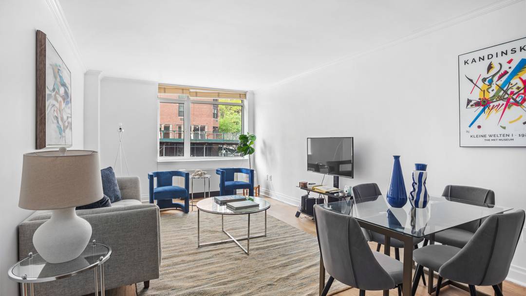 Spacious 1 bedroom, 1. 5 bath condo located in the highly desirable Chartwell House Condominium.