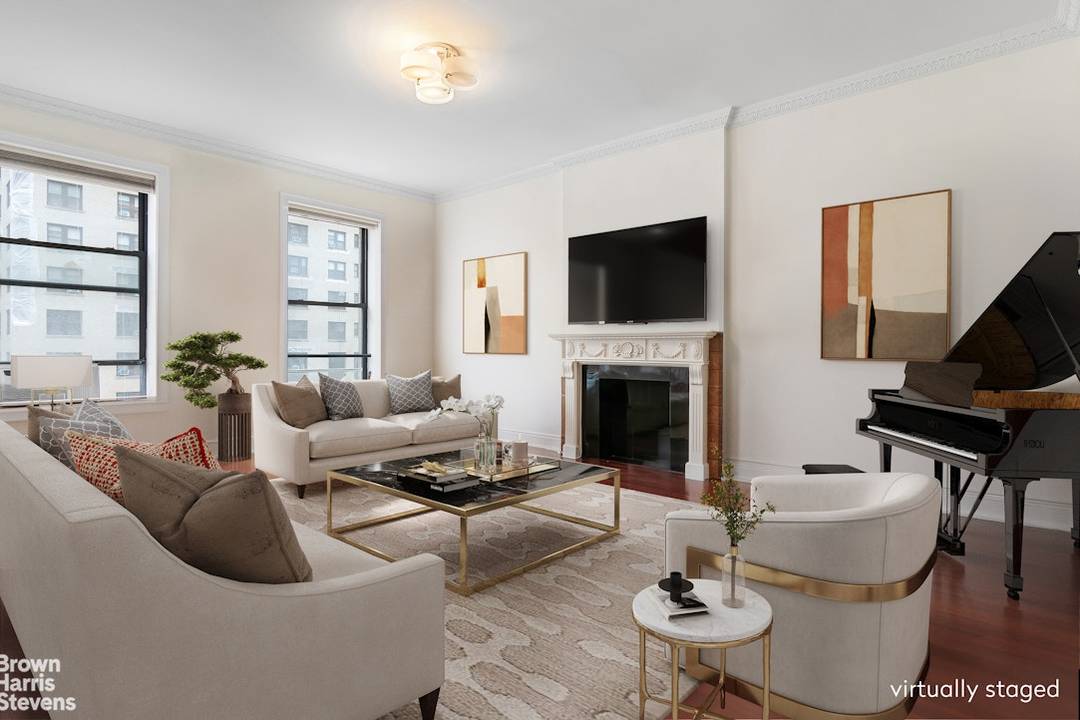 Spacious 3 Bedroom, 2 Bath Co op in Prime Upper West Side Location Welcome to your new home in the heart of the Upper West Side.
