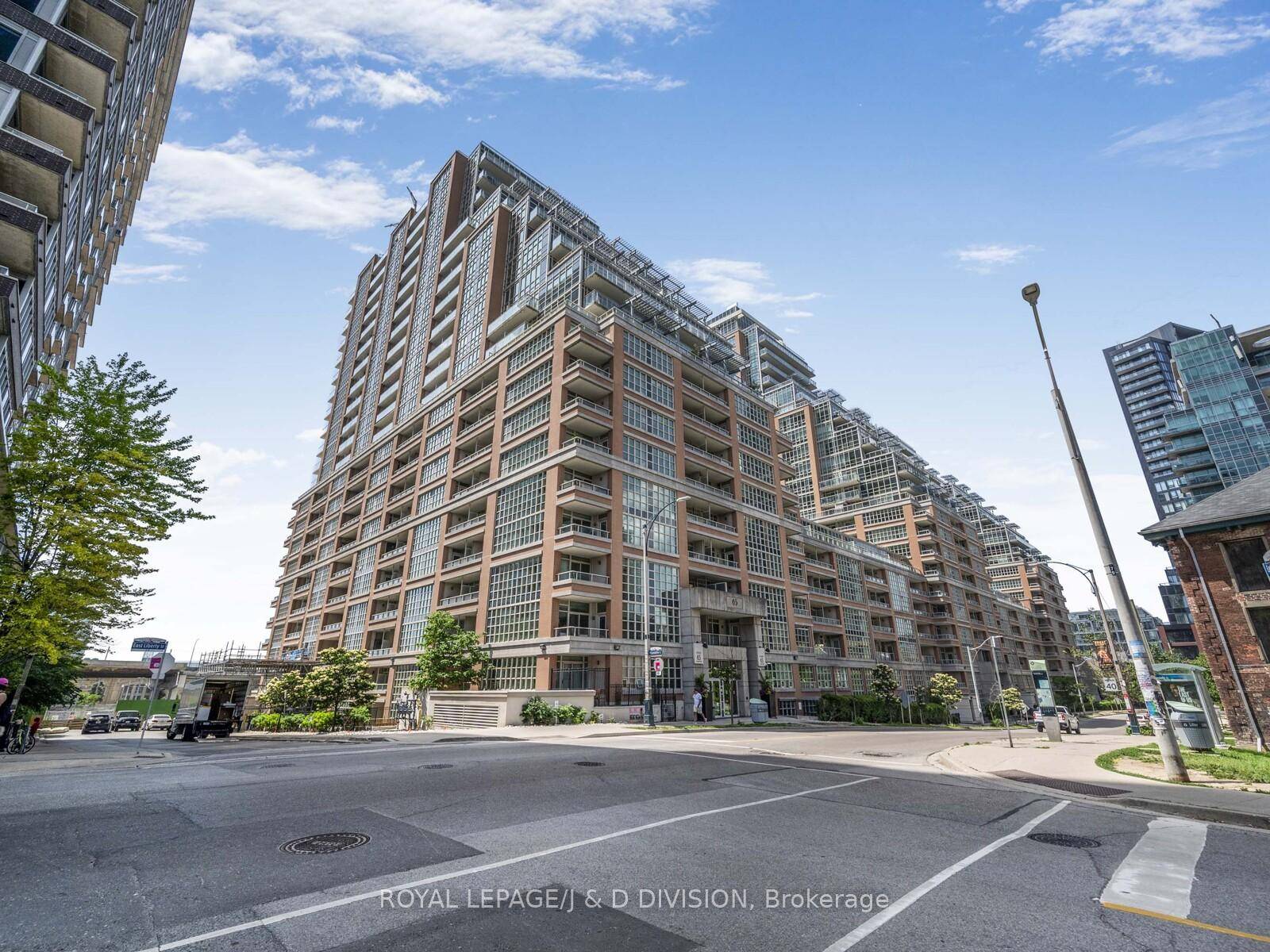 Luxurious Condo With Outstanding Lake View In High Demand Liberty Village.