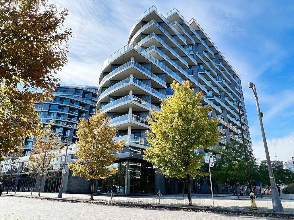 This stunning 1 1 condo is located in Tridel's luxurious Aquavista at Bayside.