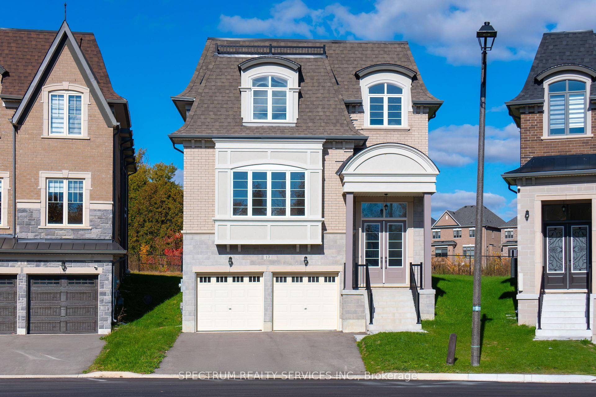 POSITIONED ON A PREMIUM PIE SHAPE LOT don't be fooled by the frontage, in an exclusive court Now offered at an unbeatable new price, this brand new 4 bedroom luxury ...