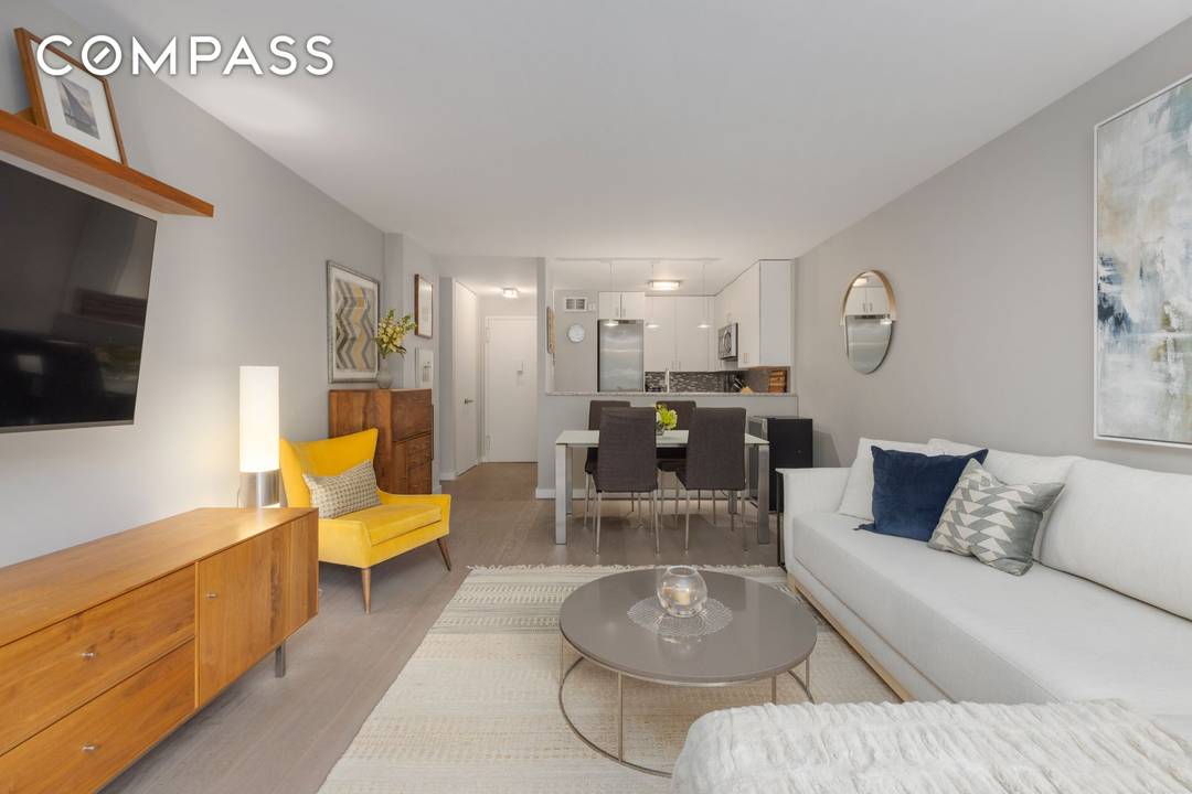 Large Sunny Quiet 1 Bed 1 Bath Welcome to 201 West 70th St, an exceptional high rise co op offering a blend of modern elegance and convenience in the heart ...