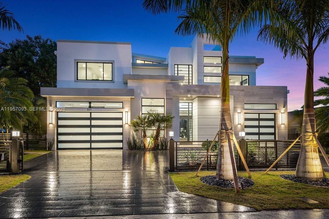 Experience premier waterfront living in this exquisitely designed deep water estate in East Boca s coveted Golden Triangle on Millionaires Row.