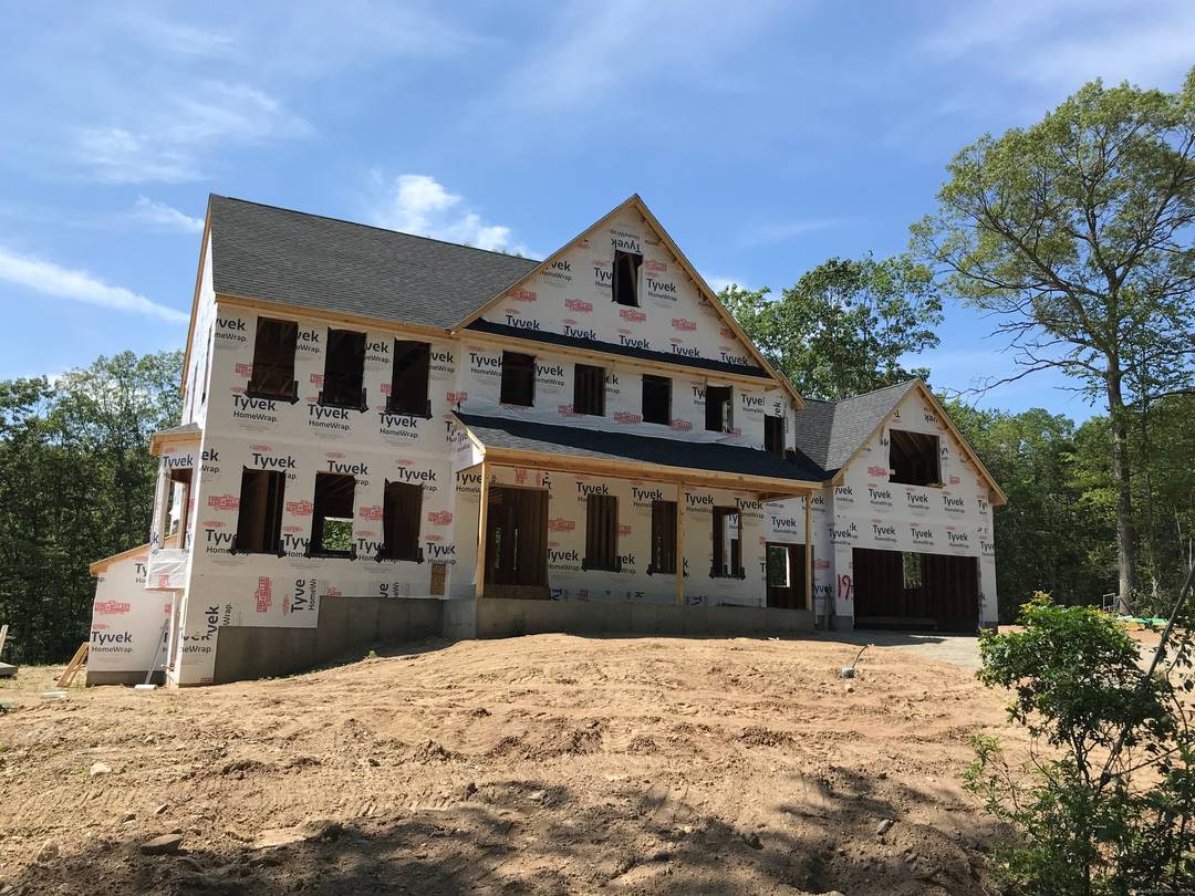 This new construction Jerome Model has much to offer.