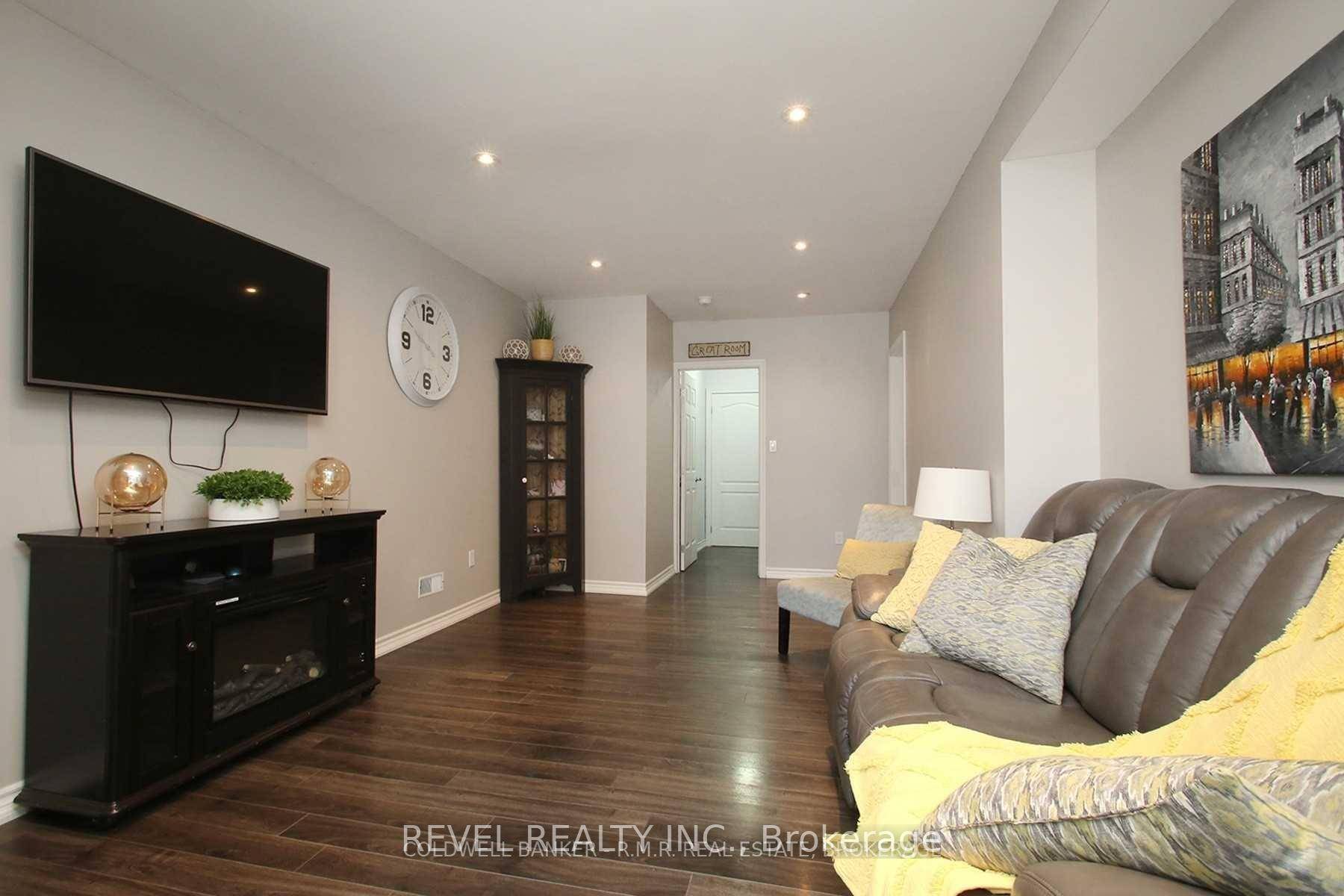 Discover the perfect blend of comfort and convenience in this bright and spacious 1 bedroom, 1 bathroom lease located in a desirable North Oshawa neighbourhood.