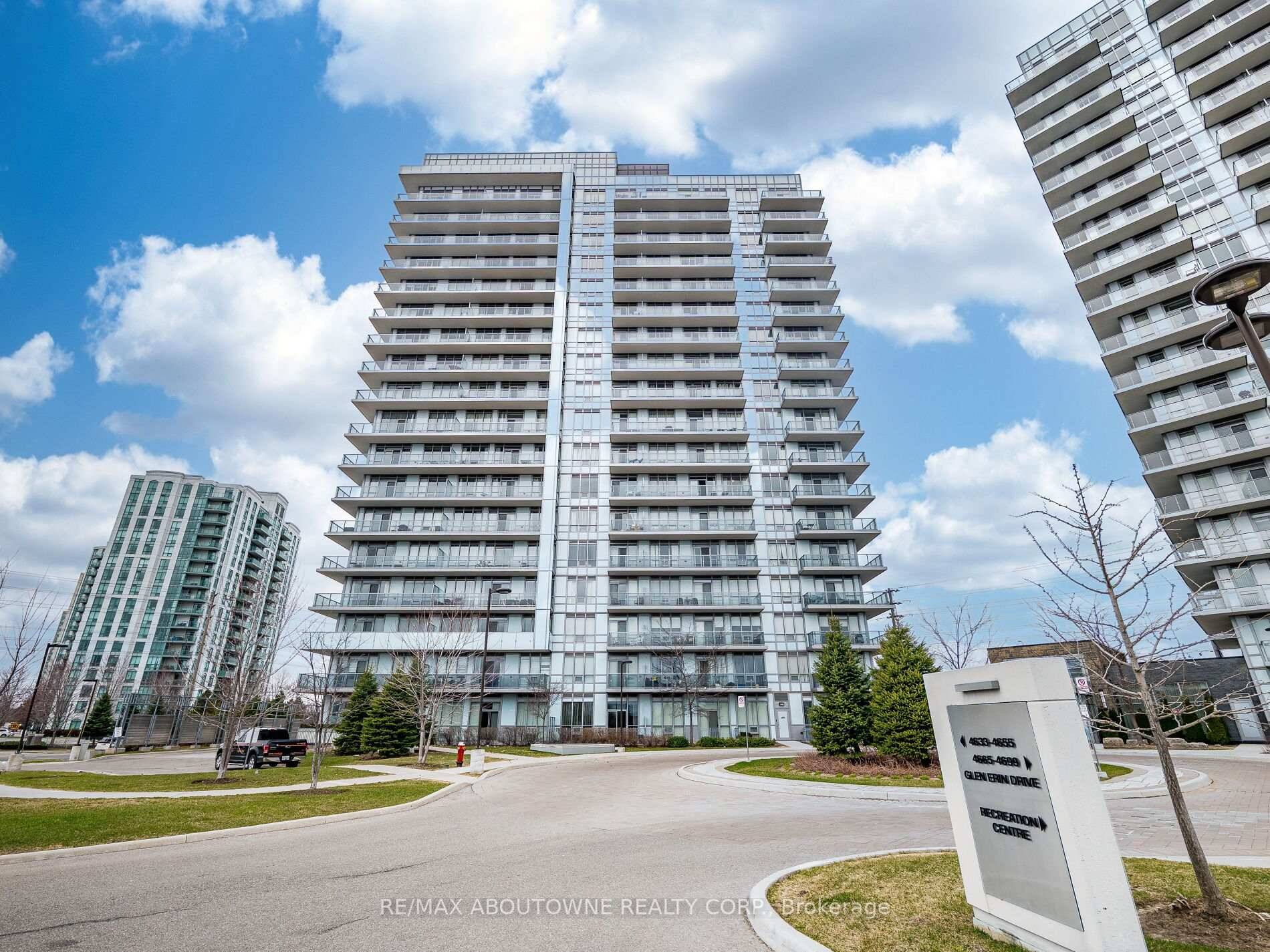 Don't Miss Out A beautiful 2 bed 2 bath CORNER unit condo downtown Erin Mills.
