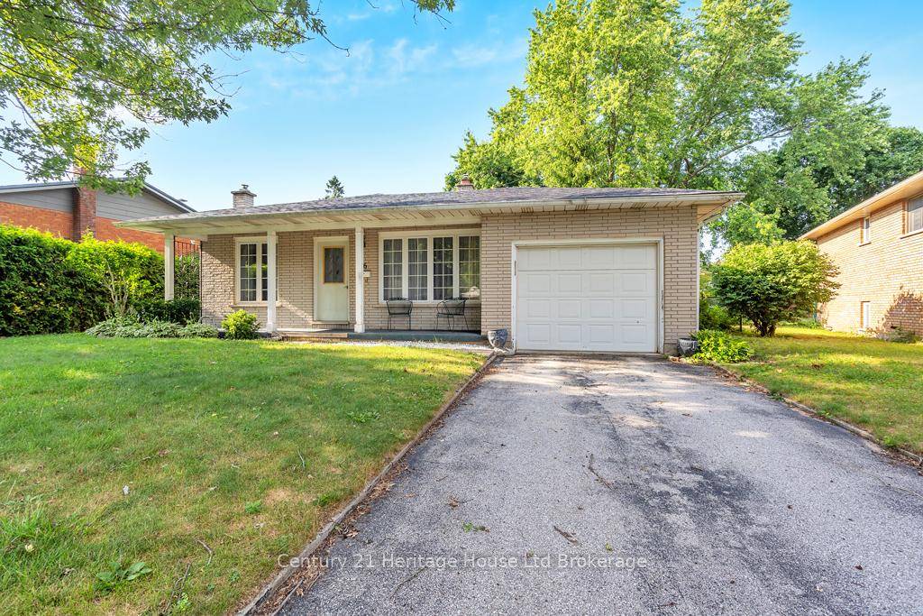 Welcome to this spacious 3 bedroom, 2 bathroom four level back split, ideally located on a large, treed lot within walking distance to the Community Centre, water park, baseball diamonds, ...