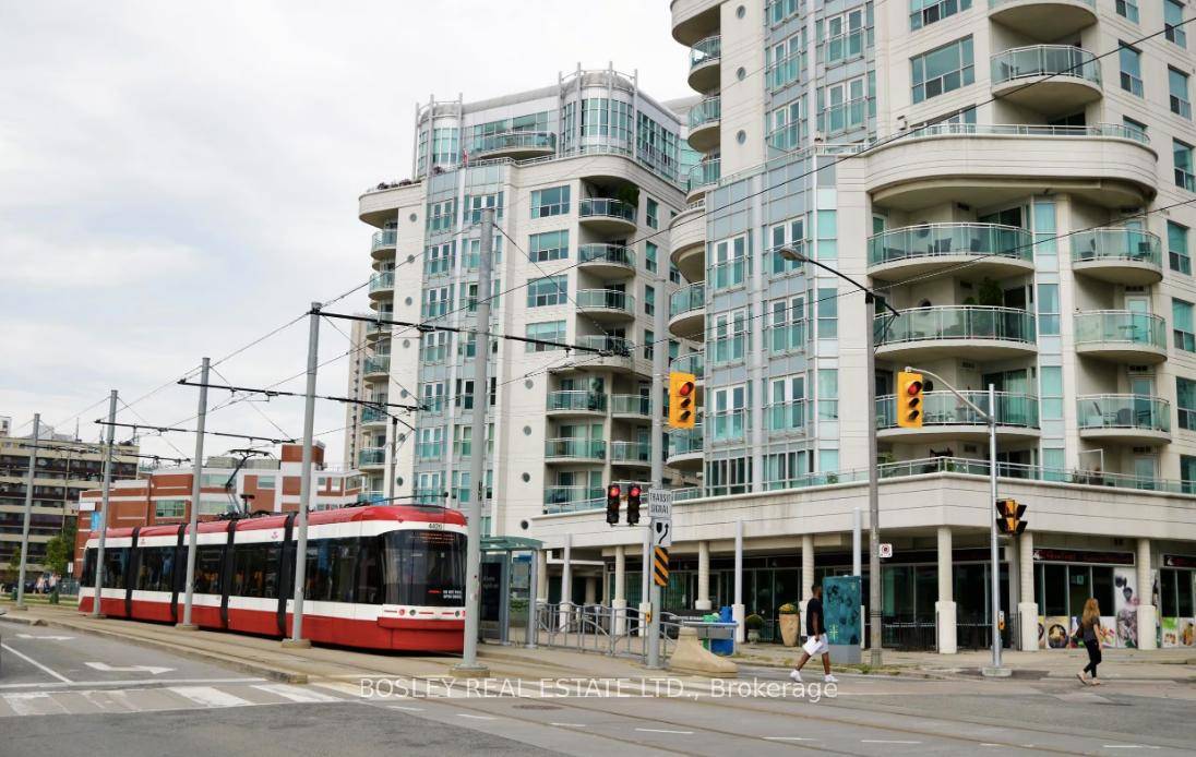 Welcome to this bright and spacious 8th floor suite at the desirable Queens Harbour Condos !