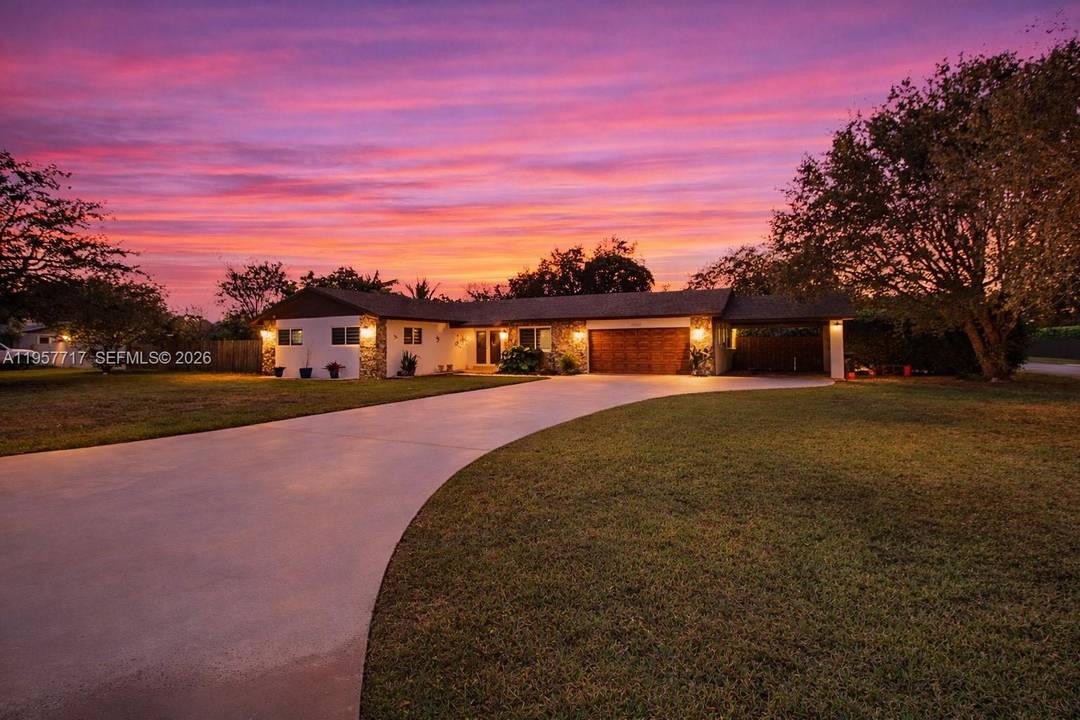 Modern comfort meets country charm in this beautiful Redland retreat !