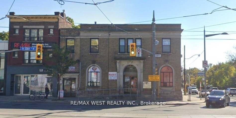Excellent Corner Exposure At The Corner Of Oakwood St Clair !