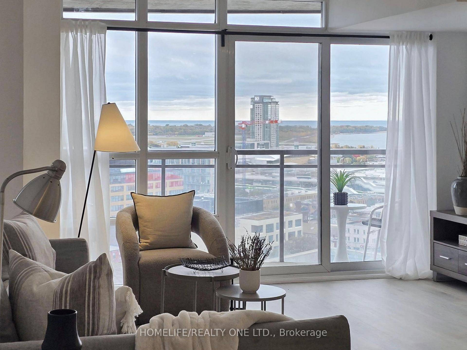 Perched high above with breathtaking panoramic views of the lake this stunning one bedroom suite perfectly captures the Urban Chic Lifestyle.