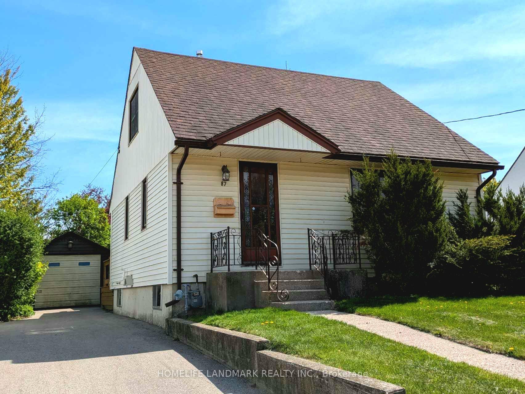 Bright 3 Bedroom Home Sitting On A Spaciously Sized 50Ft X 140Ft Lot.
