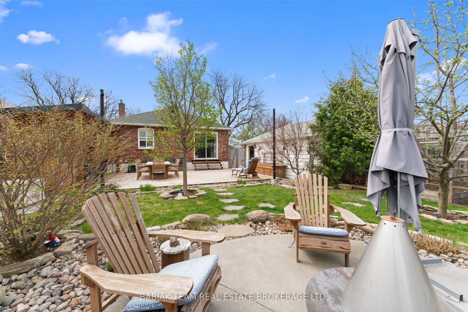 Beautifully updated, move in ready bungalow in the family friendly Downsview Roding neighbourhood.
