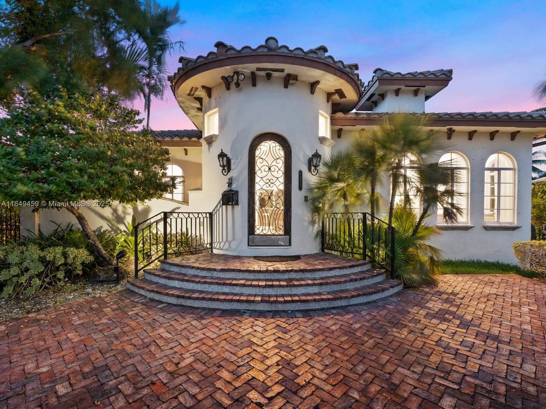 Privileged location ! Stunning Views of South Lake Intercoastal waterway !