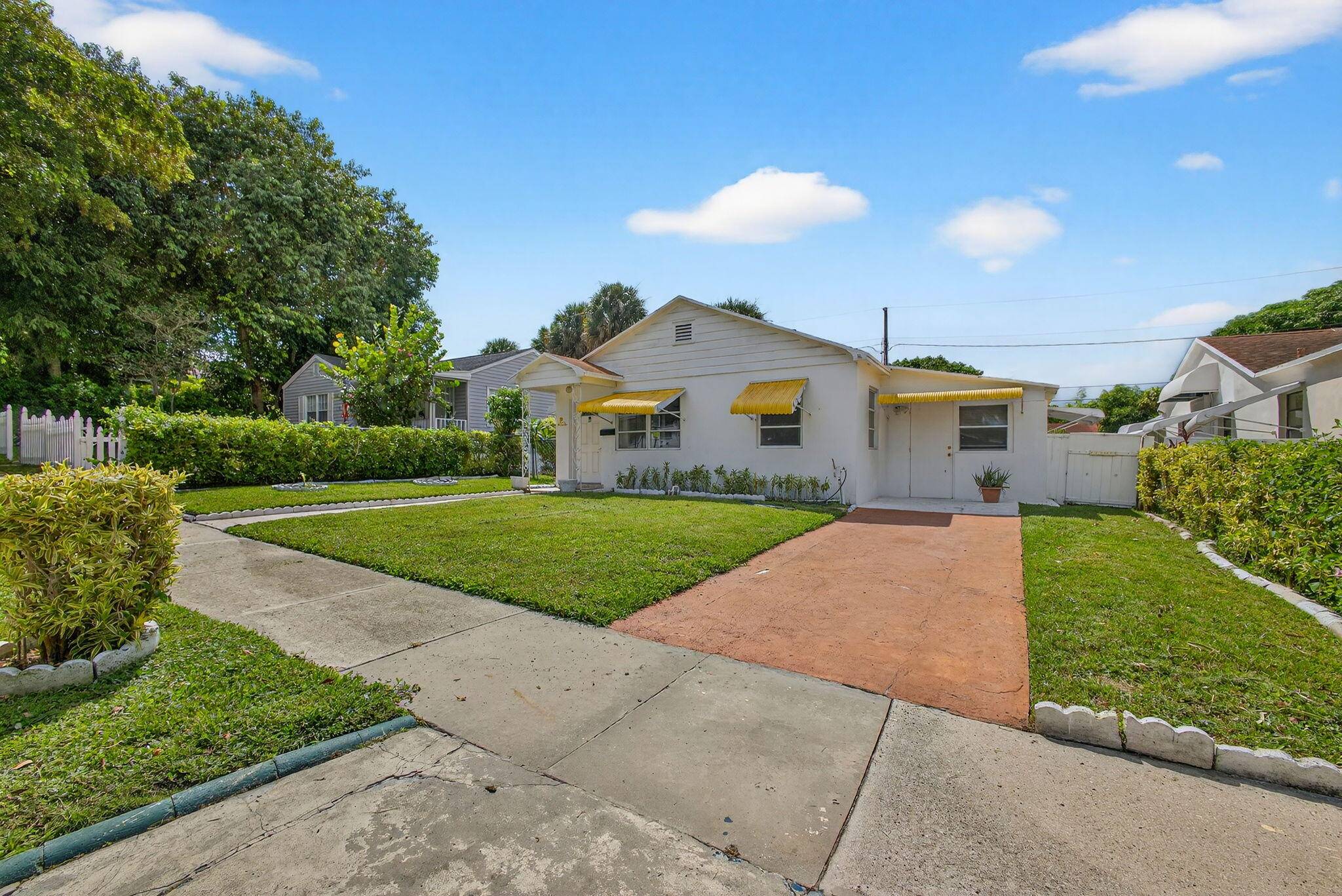 Charming 2 bedroom, 2 bath home with a spacious family bonus room located in the Historic Northwood District.