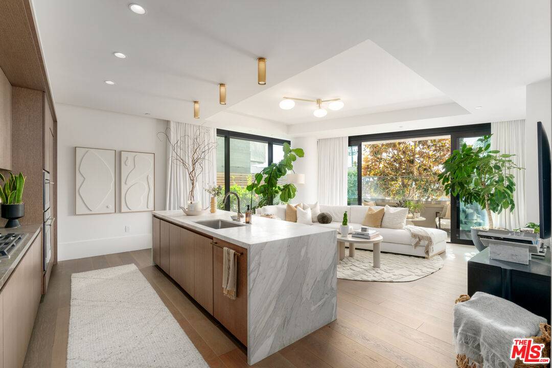 8420  W Sunset Blvd 2BR Sunset Strip La