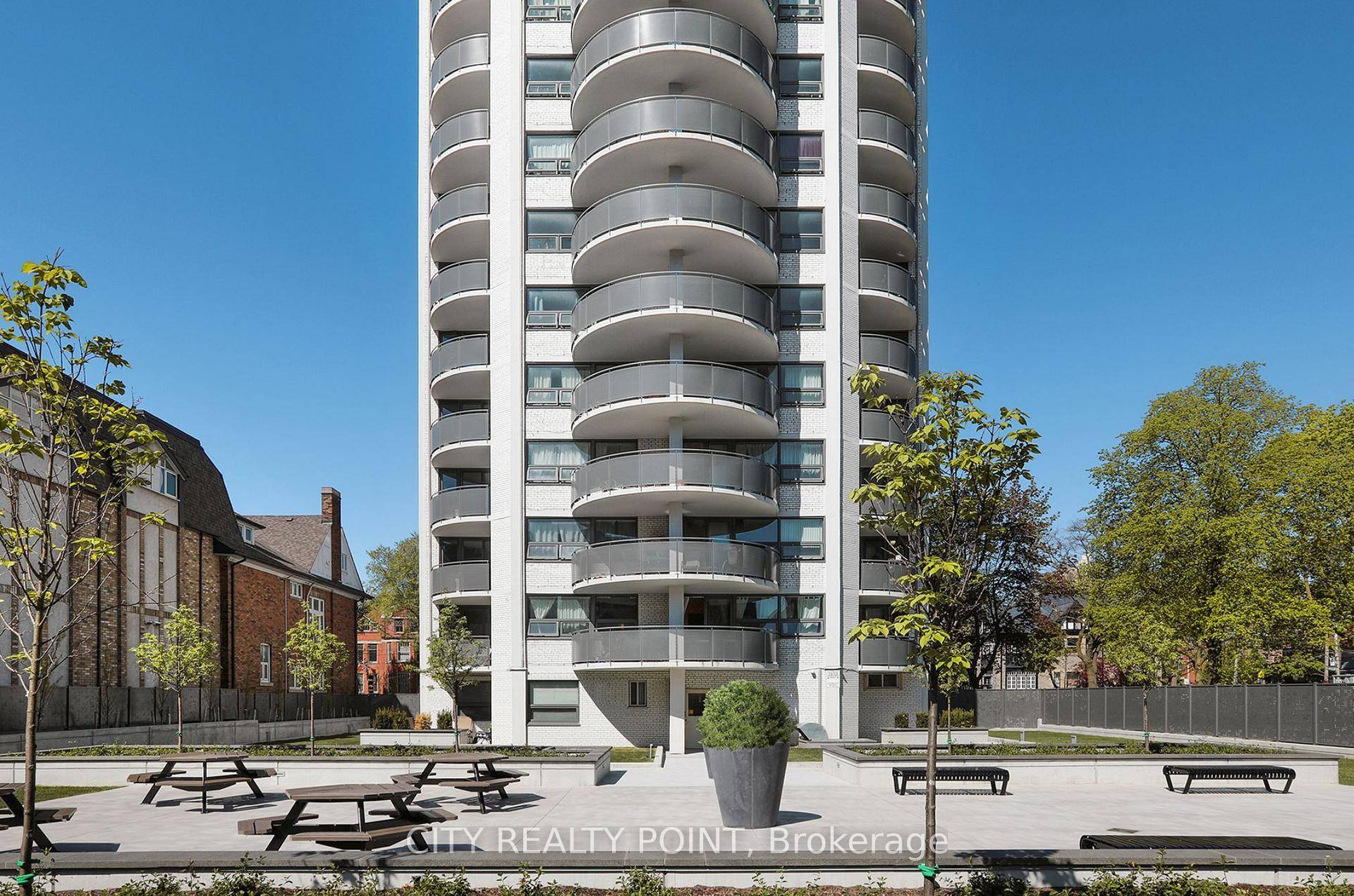 ONE MONTH FREE RENT ! Cute 2 Bedroom Retreat in the Heart of The Annex !