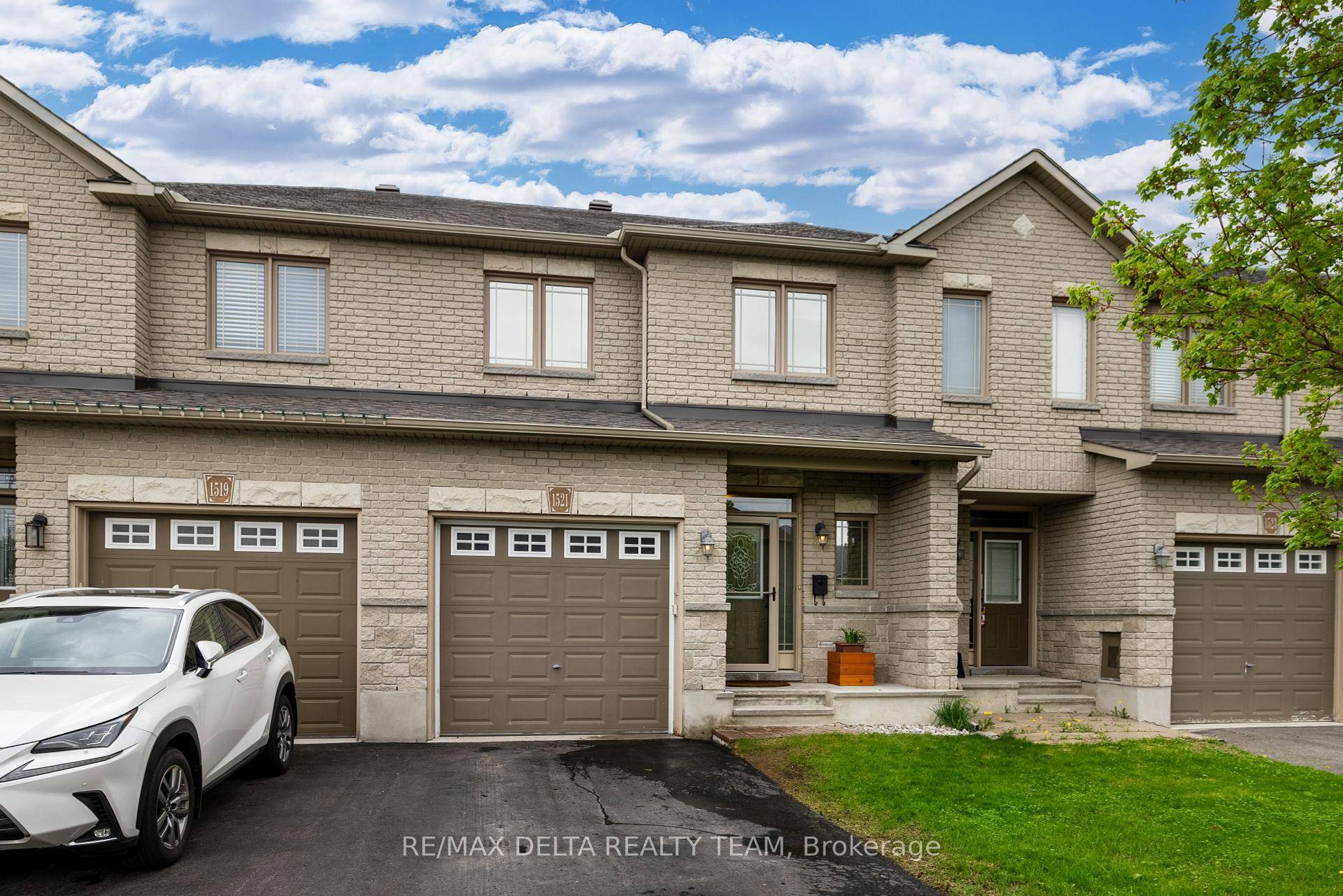 Welcome to the absolutely stunning 1521 Carronbridge Circle, a beautifully maintained 3 bedroom, 3 bathroom townhome nestled in the heart of Kanata's sought after Trailwest community.