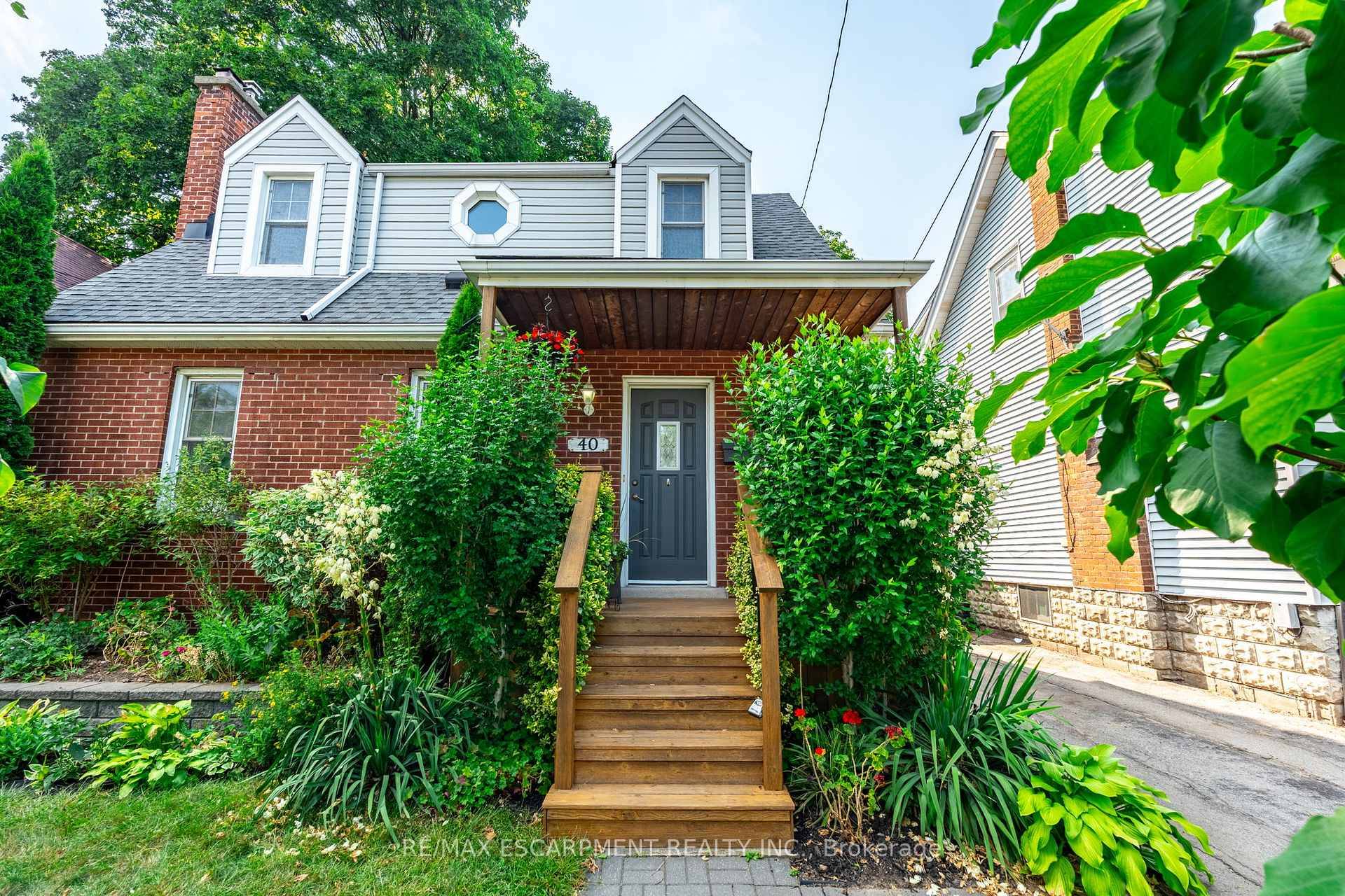 Welcome to this charming 2 storey, 3 bedroom, 2 bathroom residence in the desirable Eastmount pocket of the Hamilton Mountain.