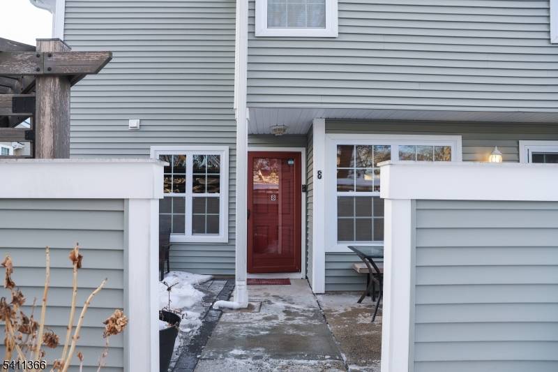 Discover comfort, space, and convenience at The Pointe at Galloping Hill !