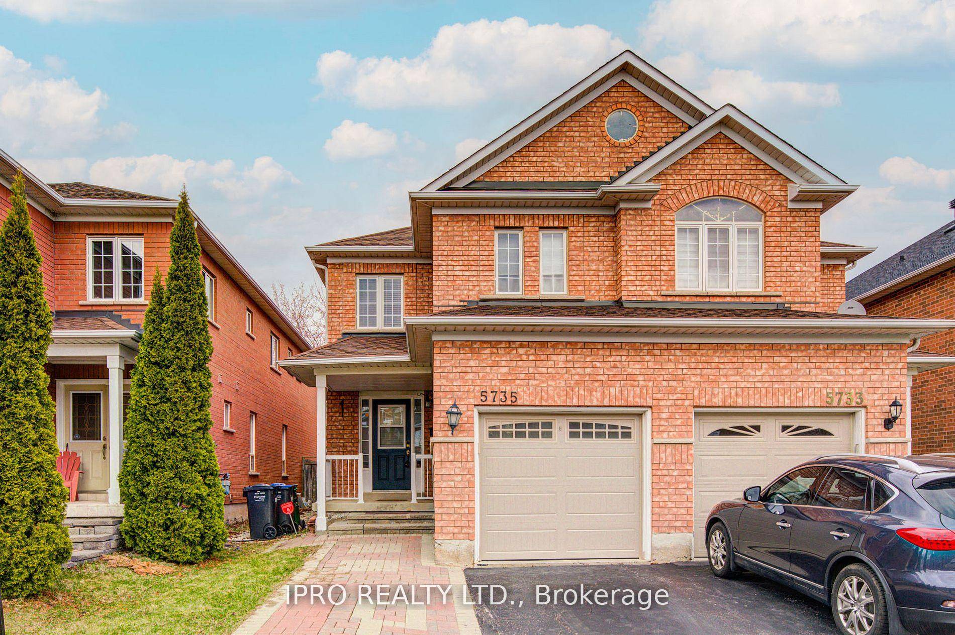 Lovely bright and clean new renovated semi detached in prestigious Churchill meadows.