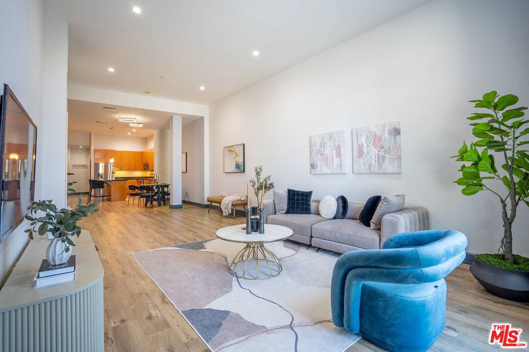 3223  W 6th St 2BR La
