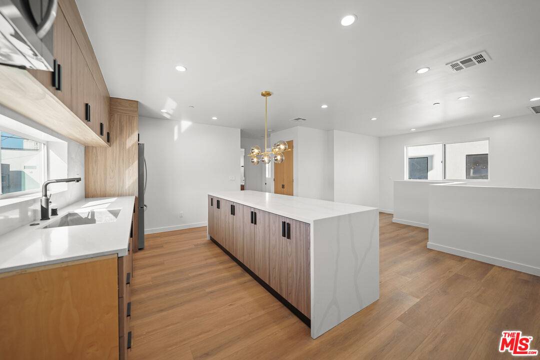 819 N Mccadden Pl 3.0 Hancock Park LA
