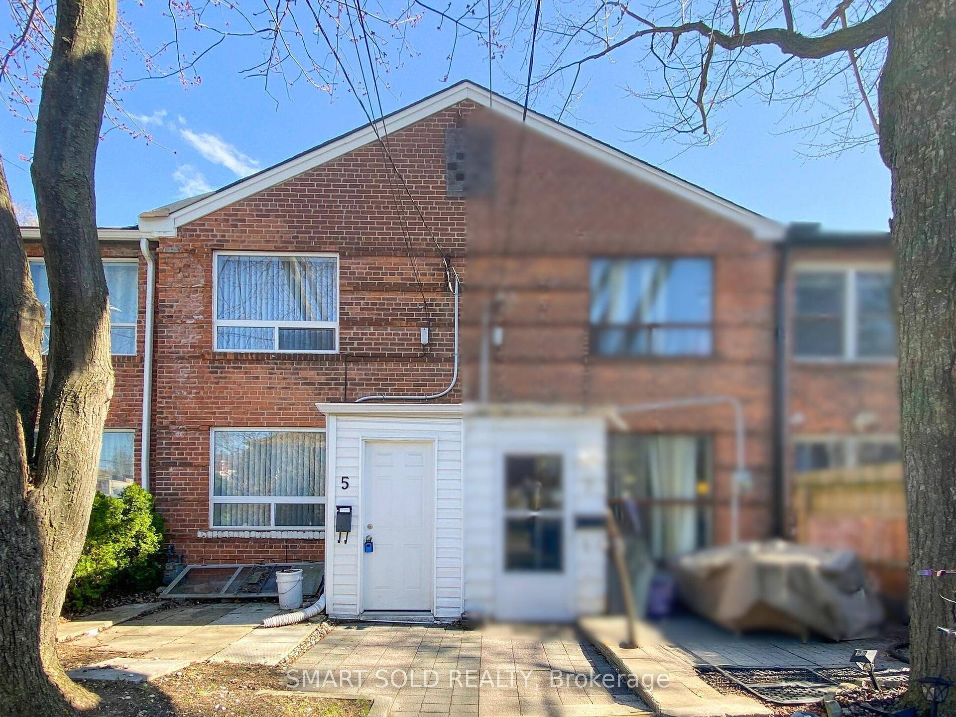 Fully Renovated Freehold Townhouse In The Heart Of Lawrence Manor !
