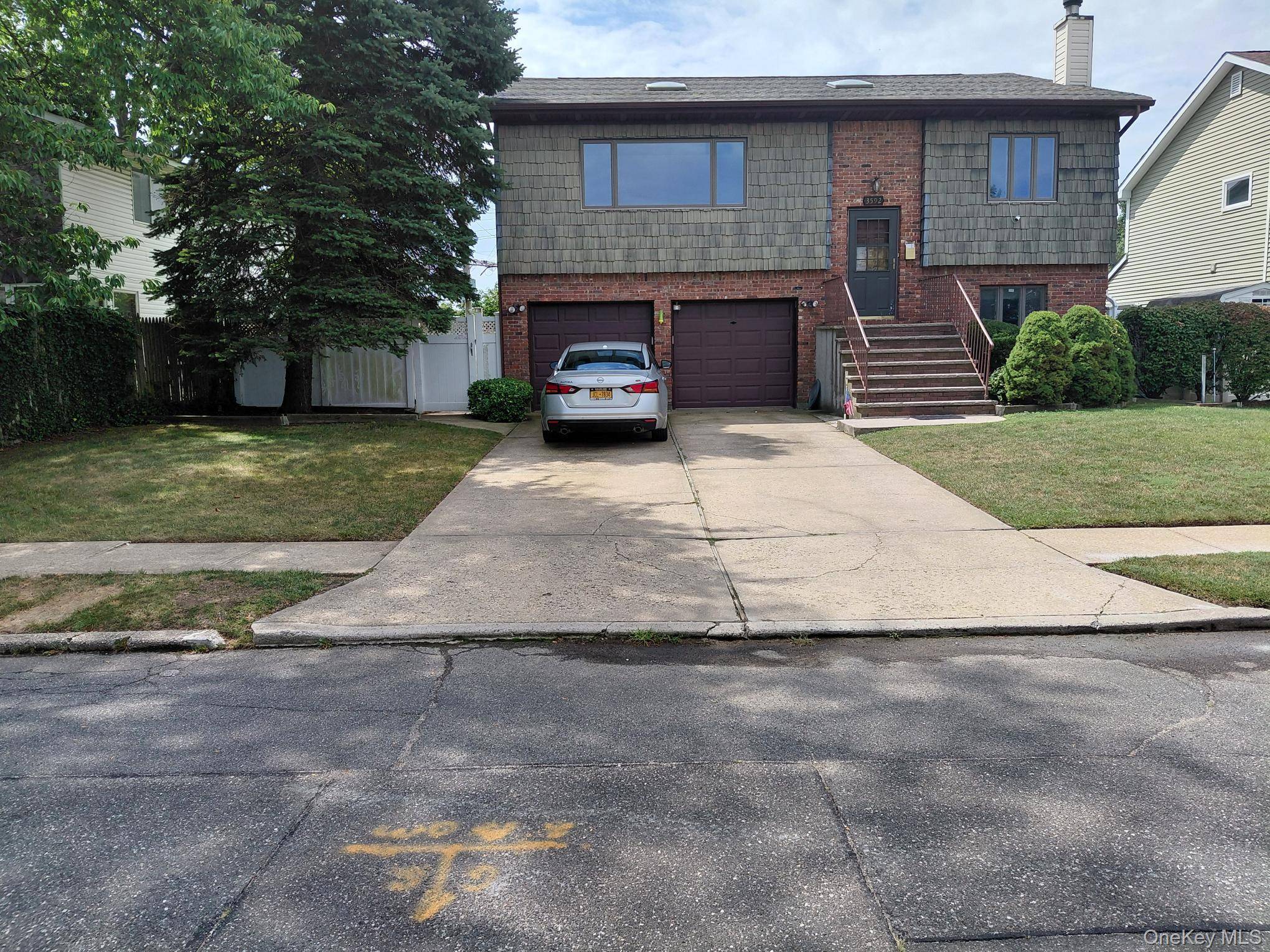 3592 Southview Avenue, Wantagh, NY 11793 is a spacious single family split level home featuring approximately 2, 464sqft of living space and sits on a 6, 222sqft lot.