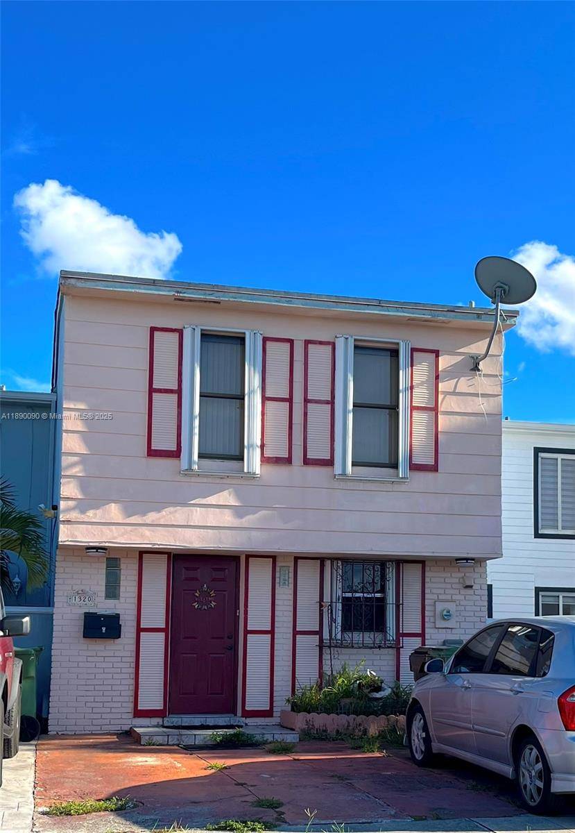 Unique townhouse listing !
