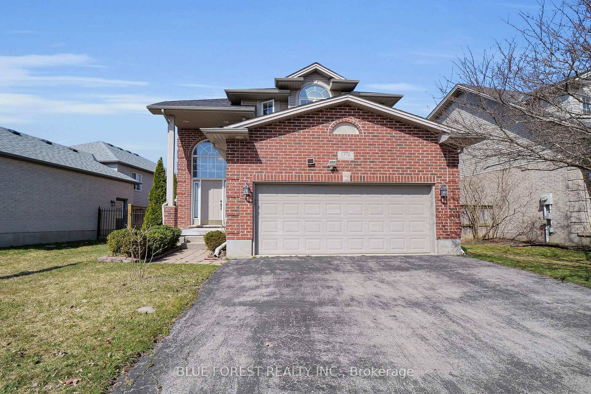 Welcome to this beautifully crafted 2 story home in the highly desirable Stoney Creek neighbourhood !