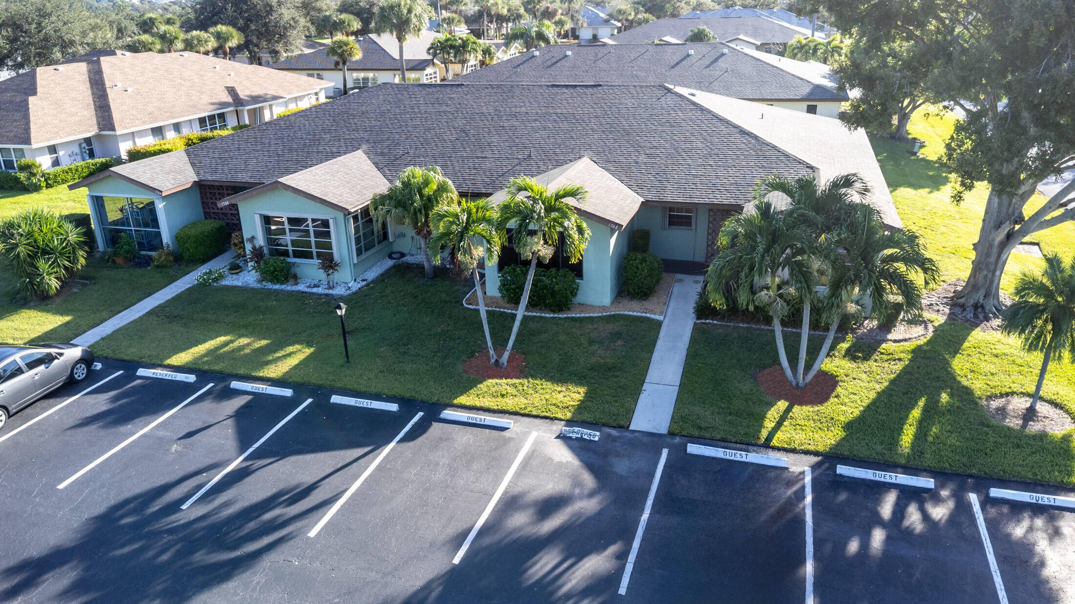 Are you looking for a Super Sharp 1st floor condo ?
