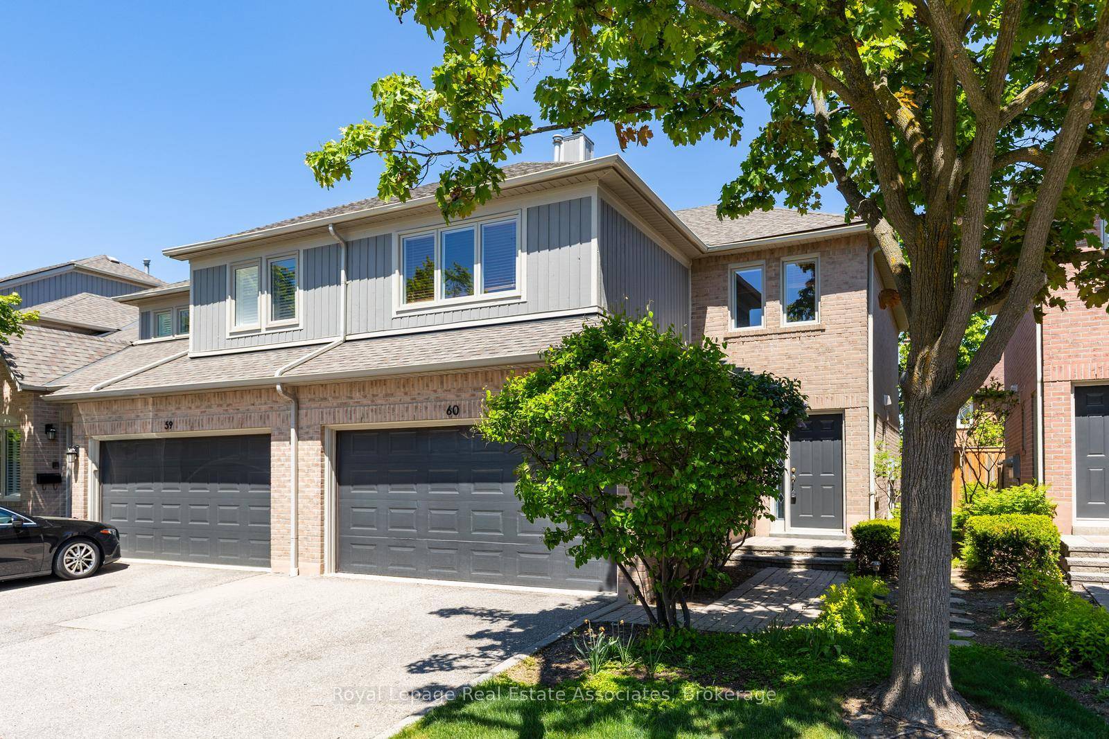 Most affordable 2 car garage townhouse in Erin Mills !