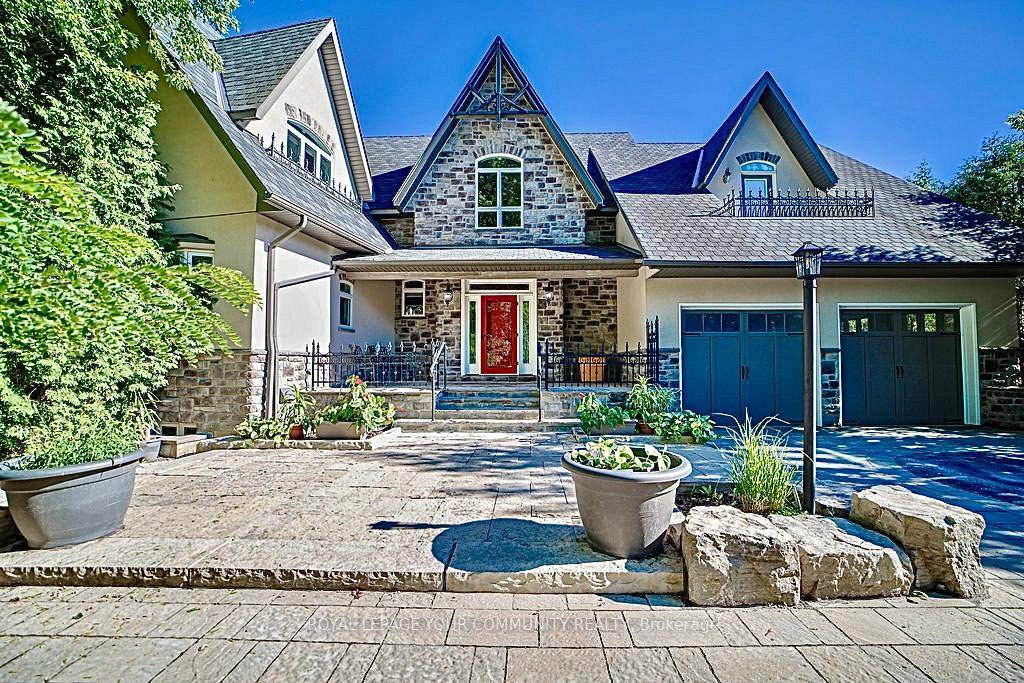 EXPERIENCE THE CHARM OF MUSKOKA LIVING RIGHT IN THE HEART OF MARKHAM.