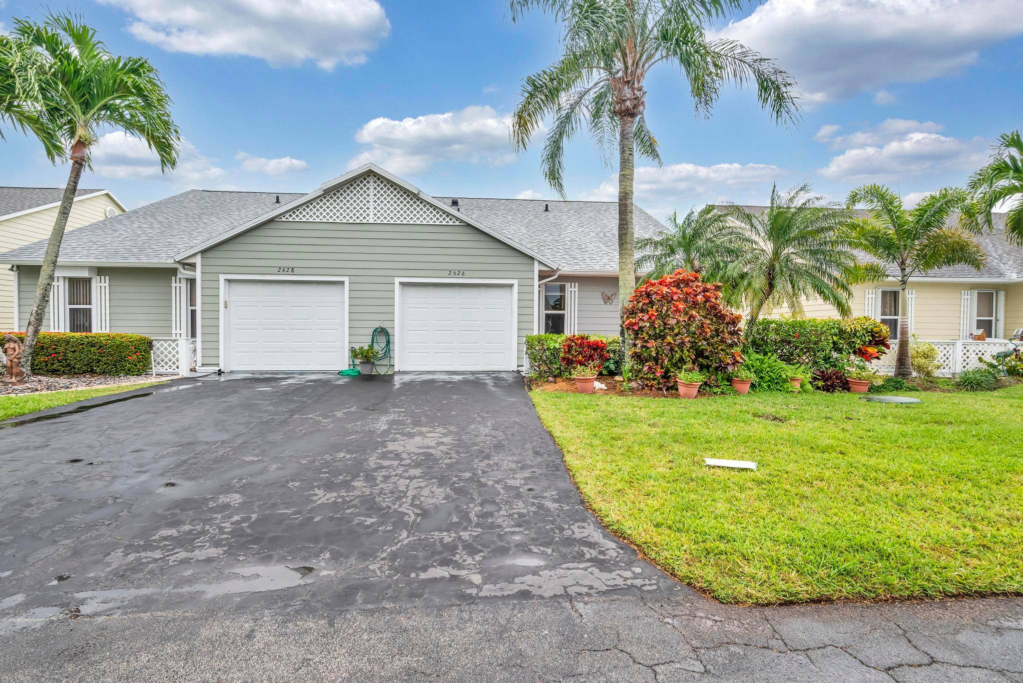 Charming 2 2 1 town home in the Tropical East community feels open and bright.