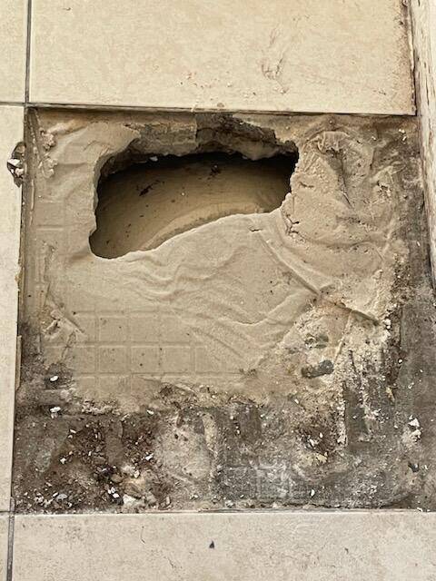 COMPLETE RENOVATION REQUIRED DUE TO DAMAGED.