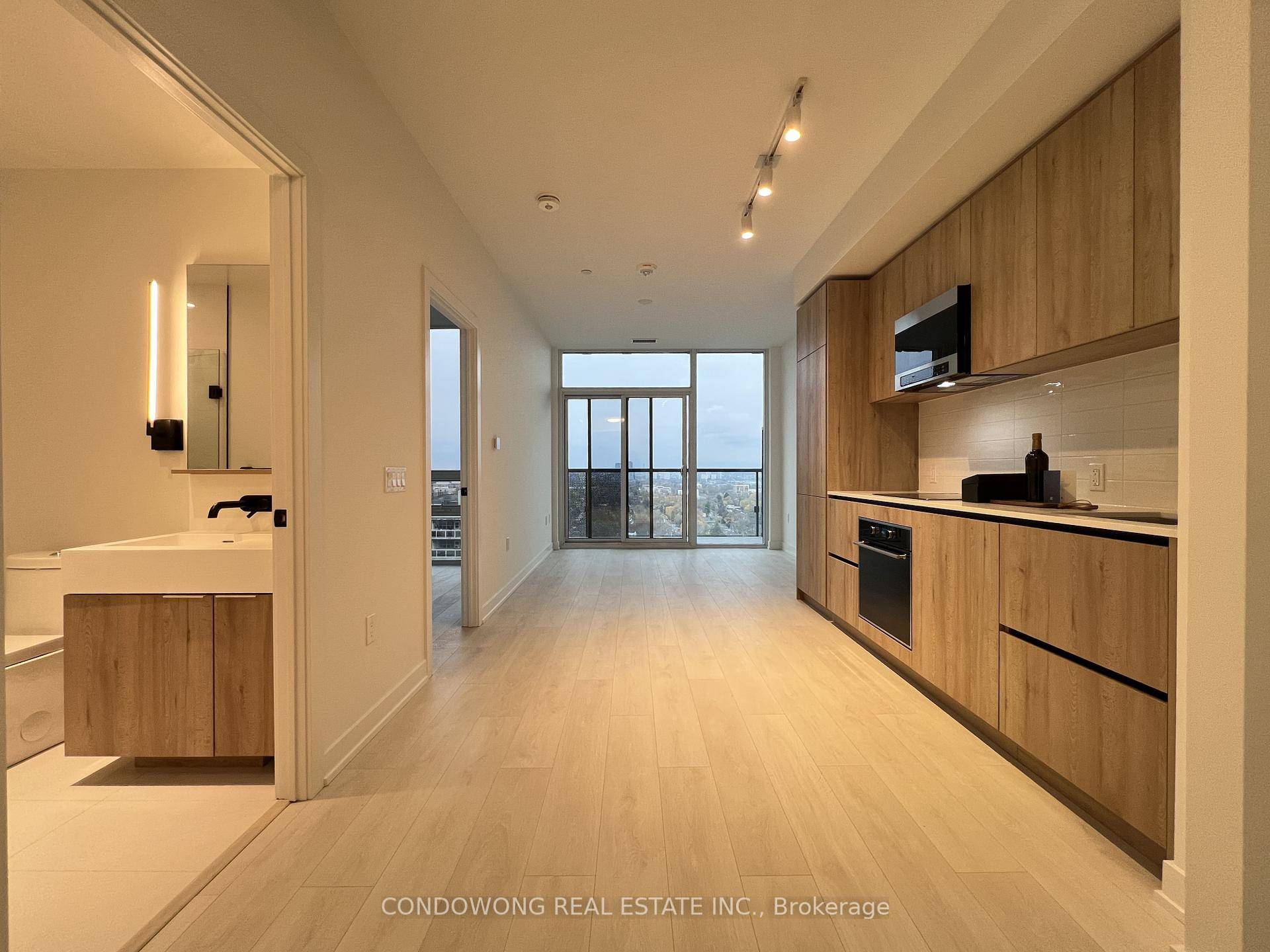 Spacious 1 Bedroom Suite Is Located In The Line 5 Condos !