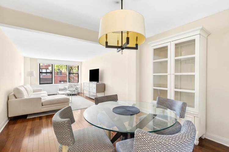 This beautiful one bedroom at 201 East 15th Street combines a gut renovated interior with an incredibly convenient location between Gramercy Park, Union Square, and the East Village.