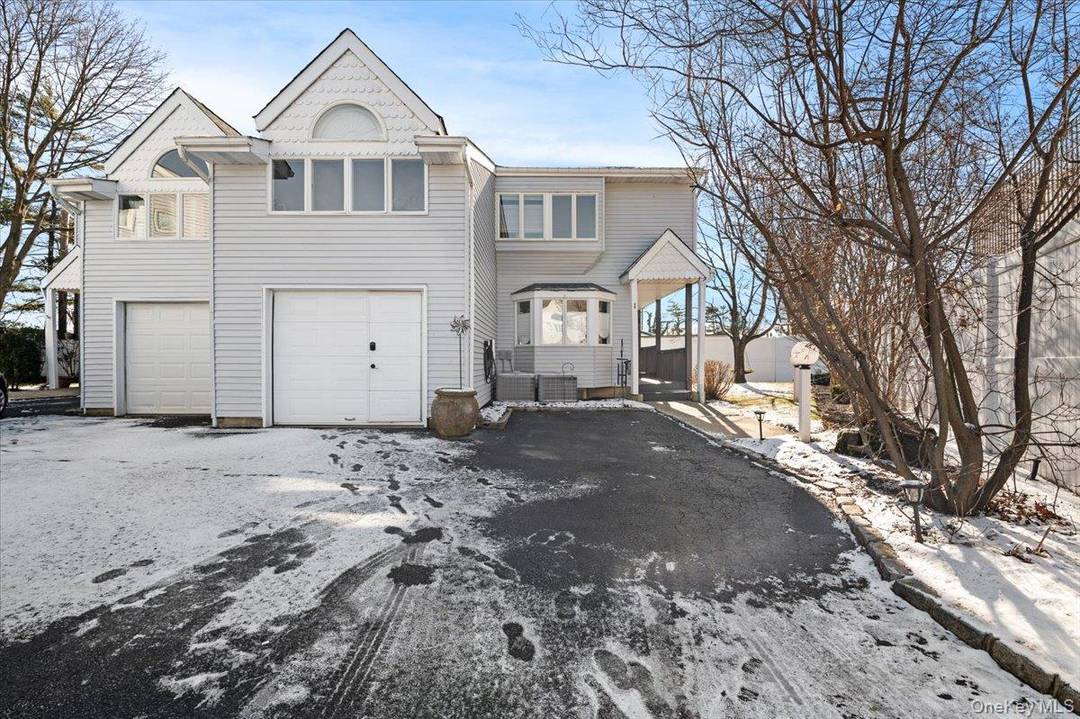 Welcome to a truly one of a kind townhouse in the Windsor Court community !