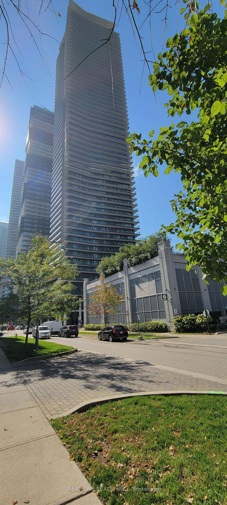 Enjoy a daily walk along the lake shore, fresh air, and breathtaking natural scenery, charge yourself with natural energy after a busy day.