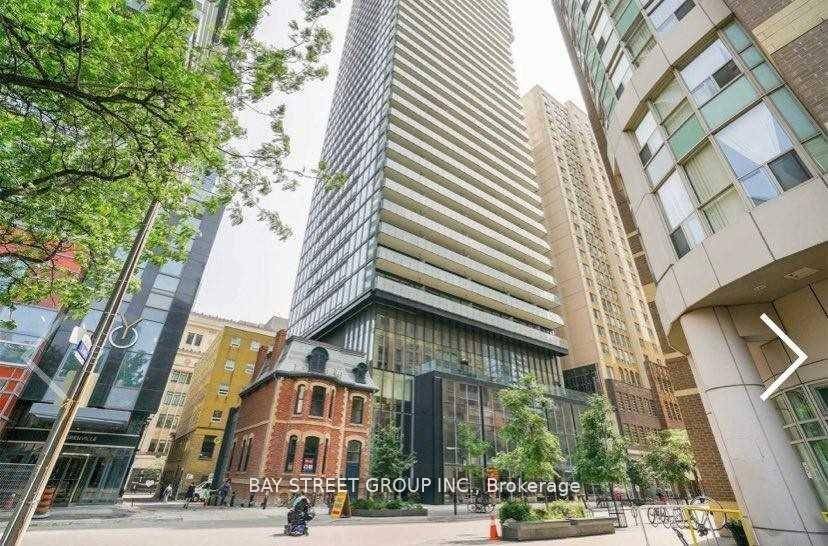 Approx700 Sqft South East Facing 2 Beds Corner Unit Condo In The Heart Of The D.