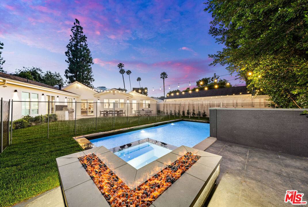 530 S Bentley Ave 5BR Brentwood La