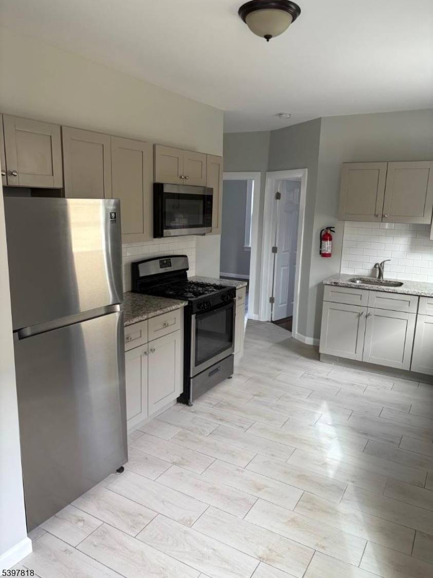 Great 2 family home in Clifton !